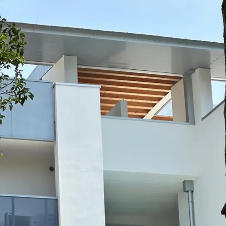 Nuovo Con Piscina E Garage